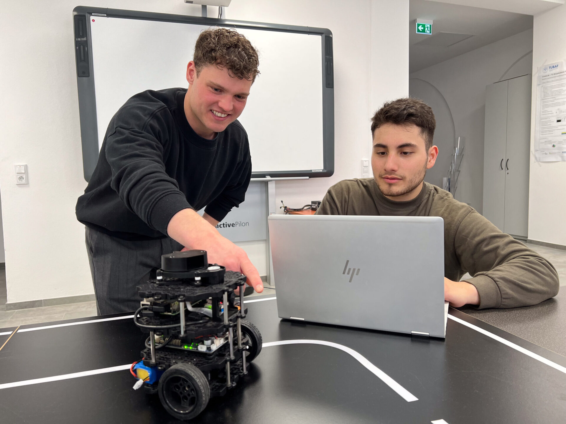 Die Studierenden Lion und Caio wecken Interesse für Programmieren und Robotik im neuen RoBoLab in Freiberg
